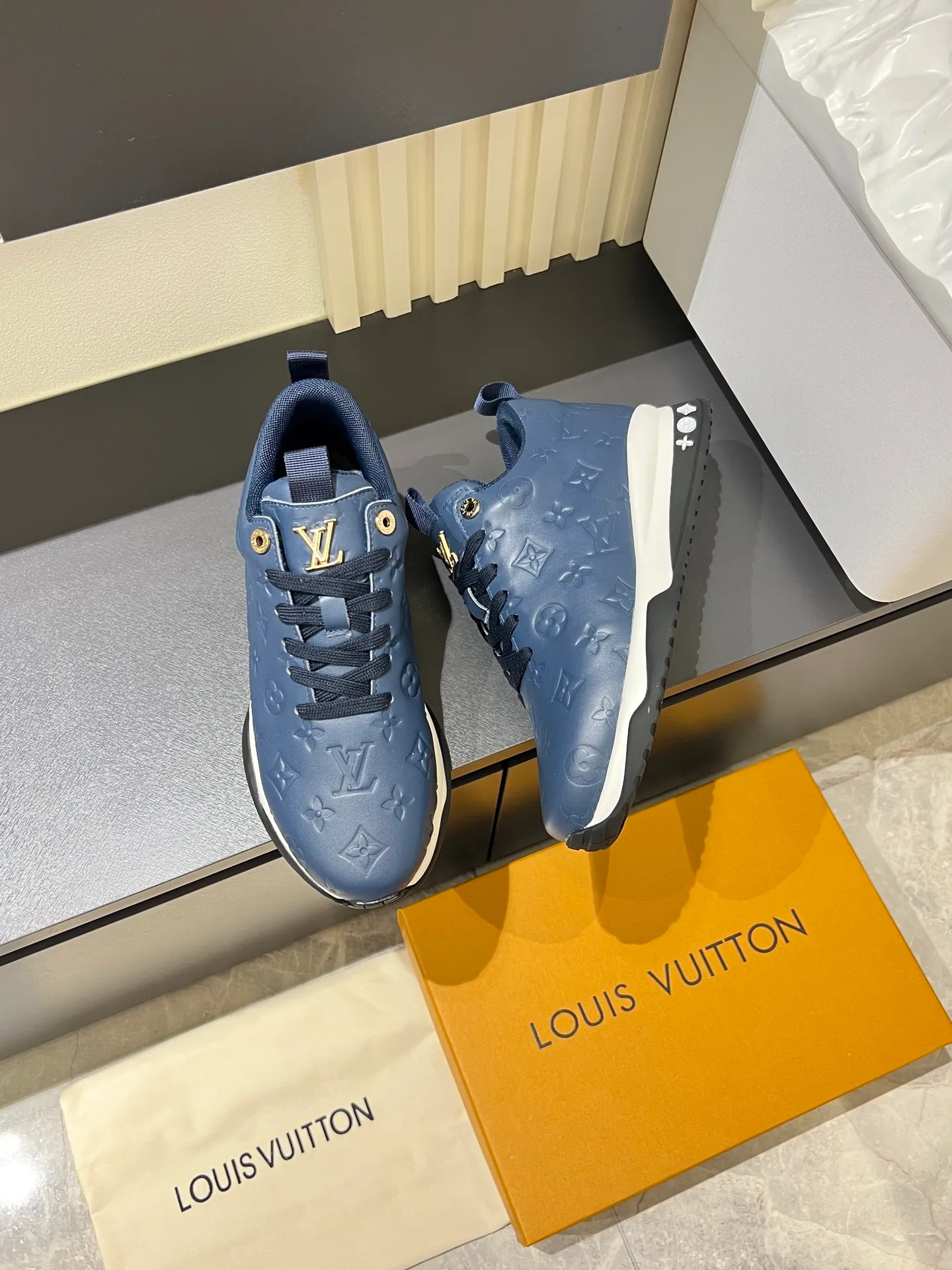 p520 "LOUI* VUITTO*" popular men's casual shoes, genuine development in Italy💯purchasing level quality✔️The upper is made of first-layer cowhide, comfortable and soft sheepskin feet⚡️Fashionable and versatile, the toe last shape is firm and full, and the soles are made from original LV molds and can be freely entered and exited the counter. Light and comfortable on the feet~Purely handmade, details determine quality! Size:39-44!